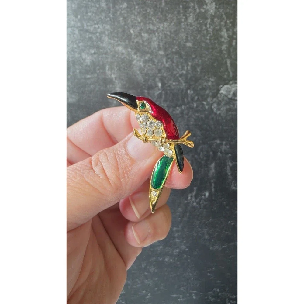 Toucan Rhinestone And Enamel Gold Tone Metal Brooch Vintage Costume Jewelry